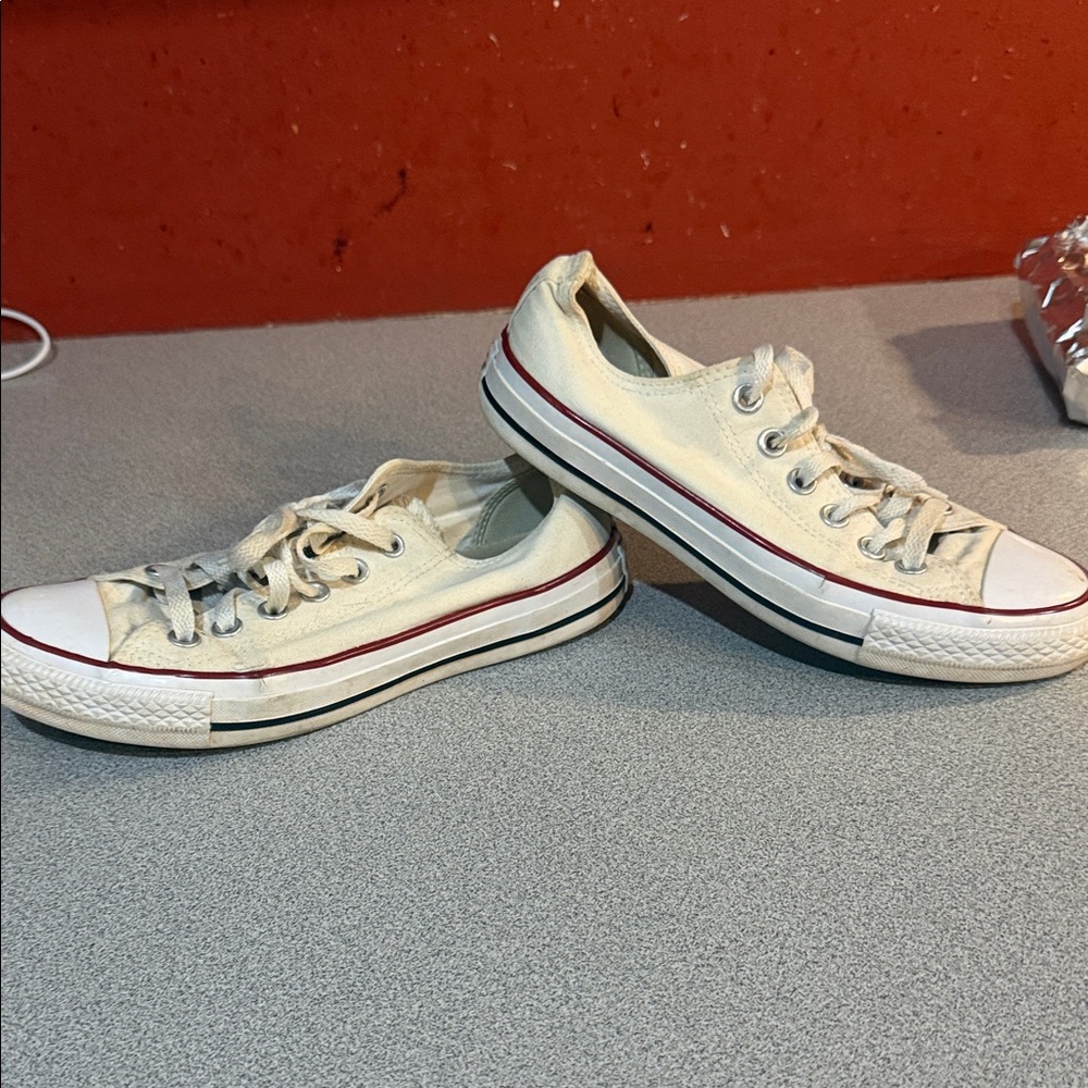 White Low-Top Converse All Stars  Sneakers with Red Stripe